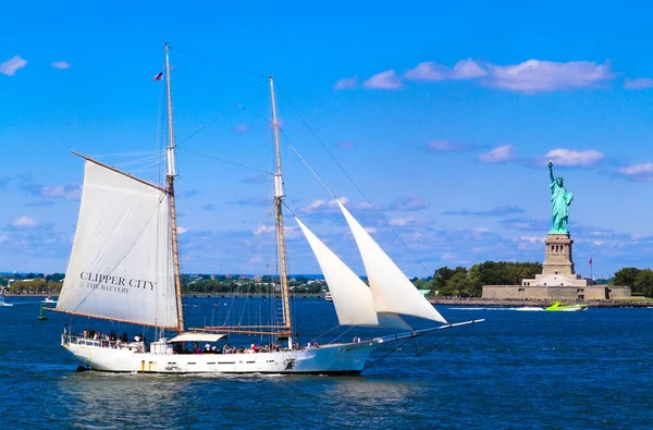 米国ニューヨーク市 2021年7月17日 自由の像の前の帆船 — ストック写真
