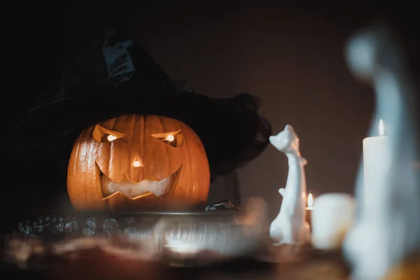 Een Selectieve Close Van Een Witte Kat Figuur Halloween Decoraties — Stockfoto