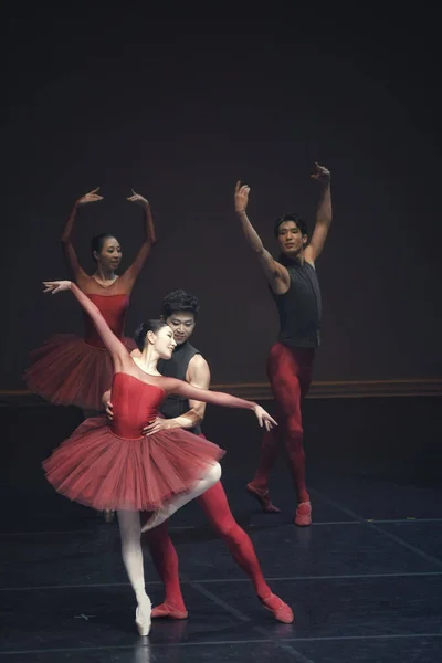 Busan Korea South Junho 2019 Grupo Bailarinos Apresentando Palco Durante — Fotografia de Stock