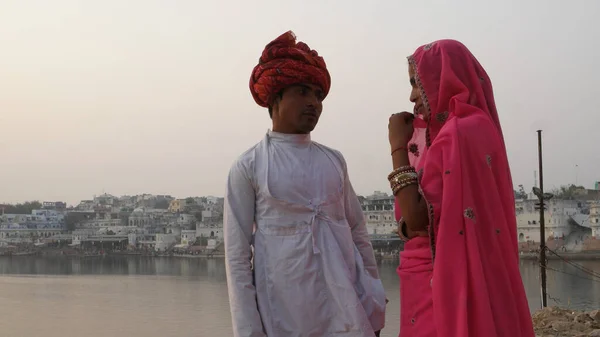 Primer Plano Una Pareja India Trajes Tradicionales Con Río Ganges —  Fotos de Stock