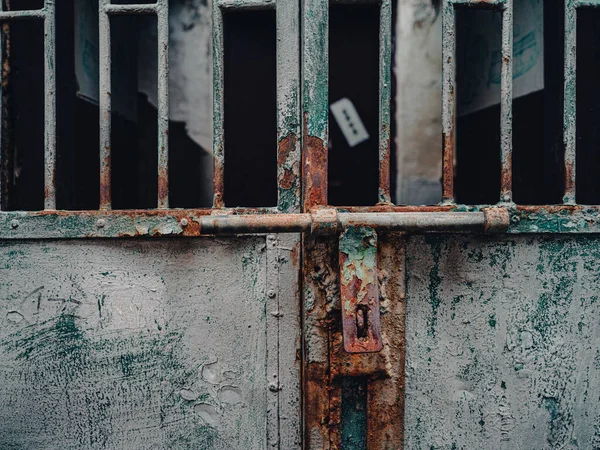 Tiro Close Uma Porta Metal Enferrujado Com Uma Trava Envelhecida — Fotografia de Stock