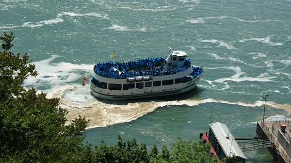 Niagara Falls Καναδα Αυγούστου 2012 Ένα Τουριστικό Σκάφος Που Κολυμπά — Φωτογραφία Αρχείου