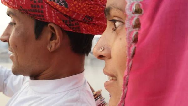 Primer Plano Una Pareja India Trajes Tradicionales —  Fotos de Stock