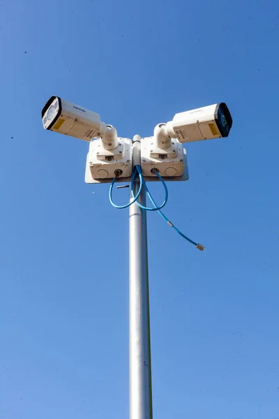 Una Toma Vertical Cámaras Circuito Cerrado Televisión Poste Acero Contra — Foto de Stock