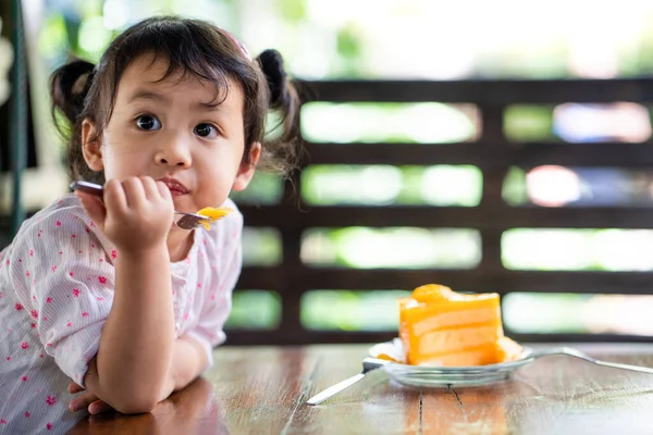 Colpo Una Graziosa Ragazza Asiatica Con Uno Sguardo Divertito Seduta — Foto Stock