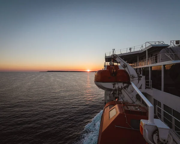 Een Prachtig Uitzicht Een Oceaan Met Een Schip Bij Zonsondergang — Stockfoto