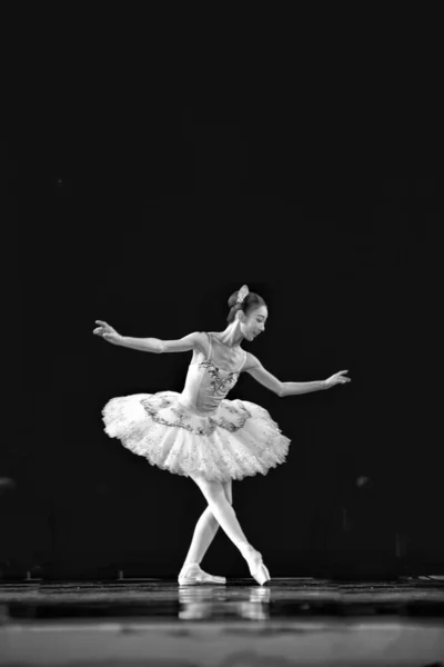 Busan Corea Sur Junio 2019 Una Bailarina Ballet Escenario Oscuro — Foto de Stock