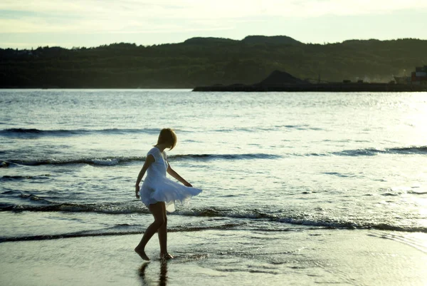 Eine Junge Frau Tanzt Einem Strahlenden Sommertag Strand Mit Den — Stockfoto