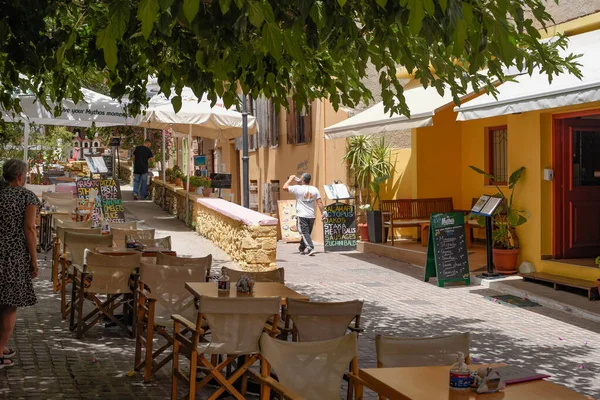 Chania Grecja Lip 2021 Przytulna Kawiarnia Świeżym Powietrzu Bezpłatnymi Stołami — Zdjęcie stockowe