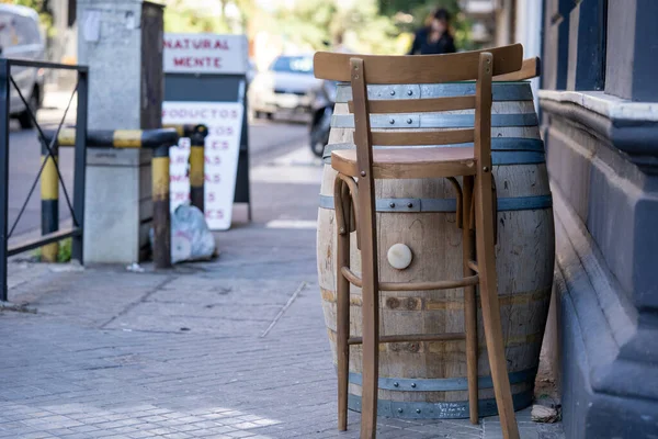 Tahta Bir Sandalye Sokakta Büyük Bir Fıçı — Stok fotoğraf