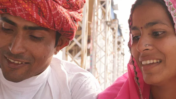 Primer Plano Una Pareja India Trajes Tradicionales —  Fotos de Stock