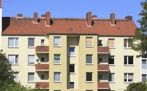 德国布雷默黑文单调的公寓楼立面细节特写 — 图库照片