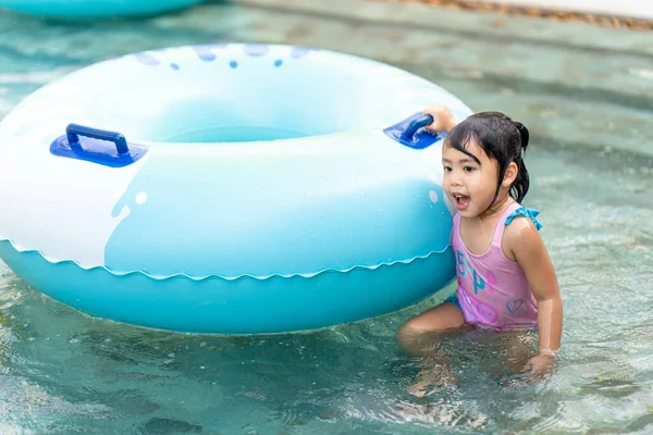 Una Linda Niña Del Sudeste Asiático Traje Baño Jugando Tobogán —  Fotos de Stock