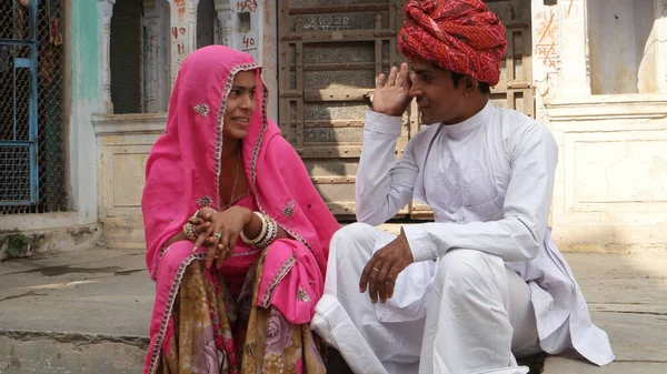 Dışarıdaki Taş Merdivenlerde Geleneksel Giysiler Içinde Oturan Hintli Bir Çiftin — Stok fotoğraf