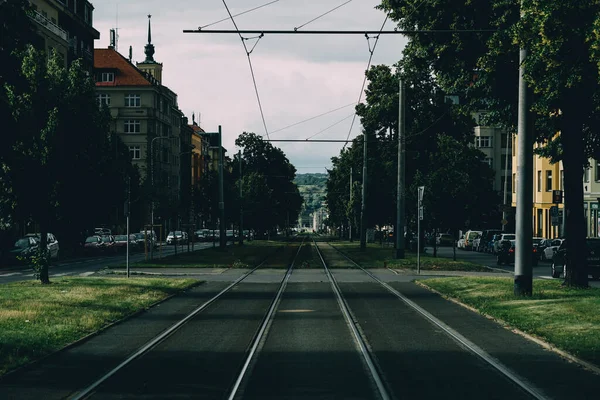 Трамвайная Железная Дорога Городе Против Облачного Неба — стоковое фото