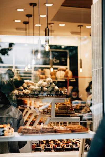 Eine Senkrechte Aufnahme Von Außen Vor Einer Bäckerei Voller Kunden — Stockfoto