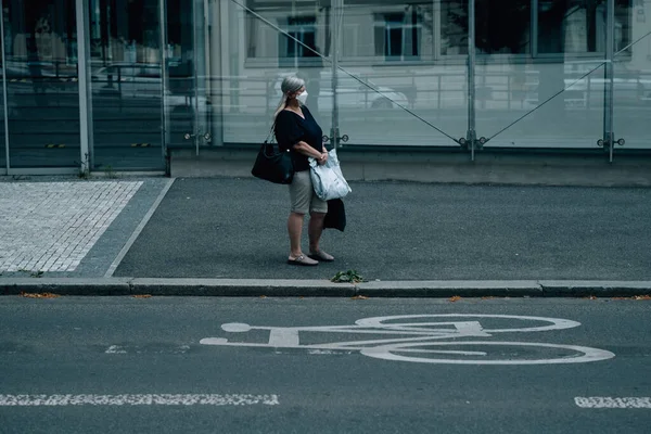 Una Vecchia Con Una Maschera Che Aspetta Suo Autobus — Foto Stock