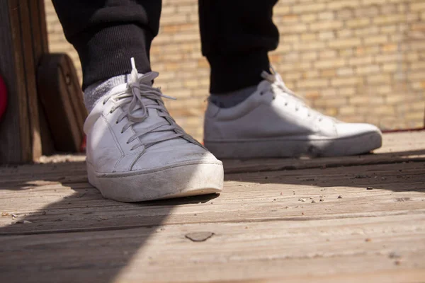 Gün Işığında Dışarıda Beyaz Spor Ayakkabı Giyen Bir Adamın Yakın — Stok fotoğraf