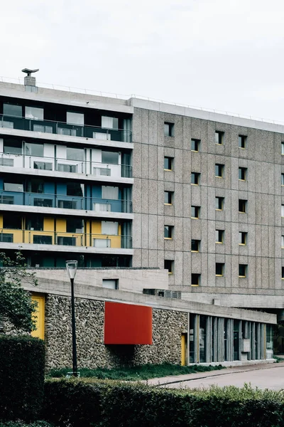 Plano Vertical Edificio Moderno Gris Con Balcones Coloridos — Foto de Stock