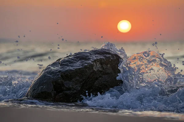 Close Das Ondas Atingindo Uma Pequena Rocha Praia Com Belo — Fotografia de Stock