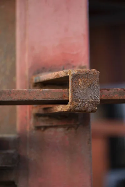 Een Verticale Close Van Een Roestig Metalen Scharnier Buiten — Stockfoto