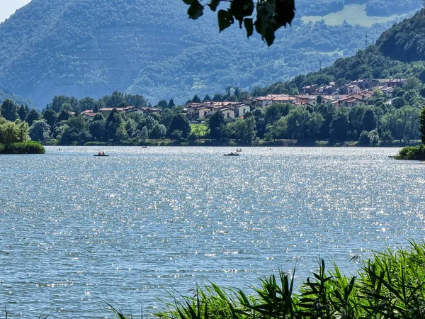 Sjö Längs Vackra Bergslandskapen Blå Himmel Bakgrund — Stockfoto