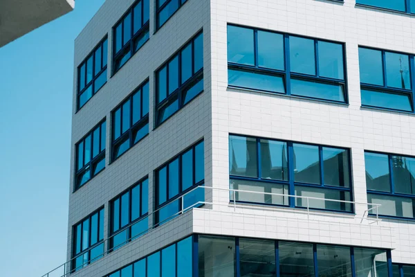 Una Toma Bajo Ángulo Edificio Moderno Con Muchas Ventanas Vidrio — Foto de Stock