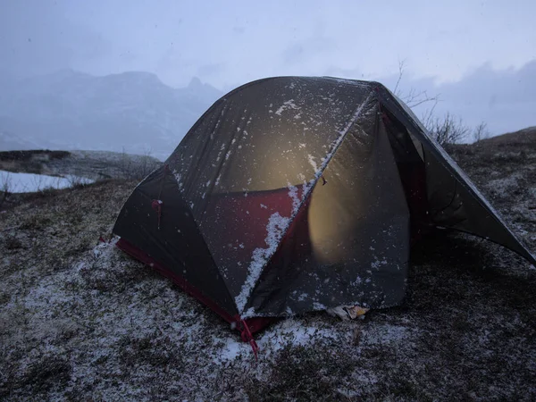 Dağda Kar Taneleri Olan Bir Çadırın Yakın Çekimi — Stok fotoğraf