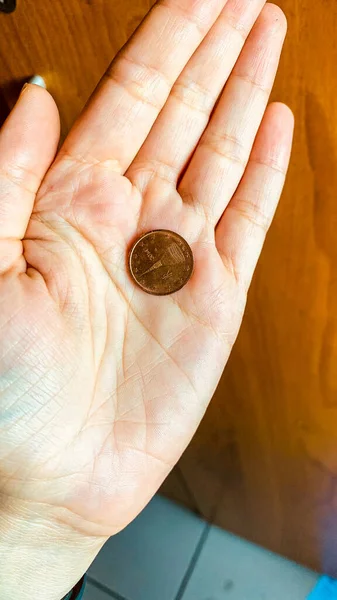 Вертикальный Кадр Старой Монеты Руке — стоковое фото