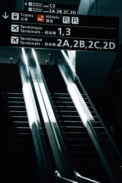 Plan Vertical Direction Grands Panneaux Sur Les Escaliers Mécaniques Station — Photo