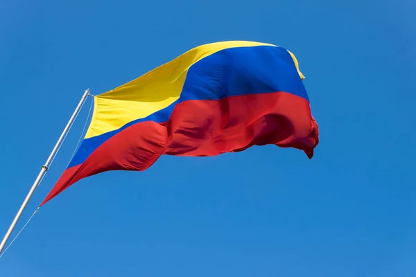 Een Colombiaanse Vlag Stroomt Wind Verweerde Muren Van Het Fort — Stockfoto