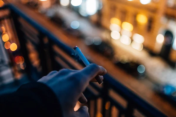 Una Mano Che Tiene Una Sigaretta Sul Balcone — Foto Stock