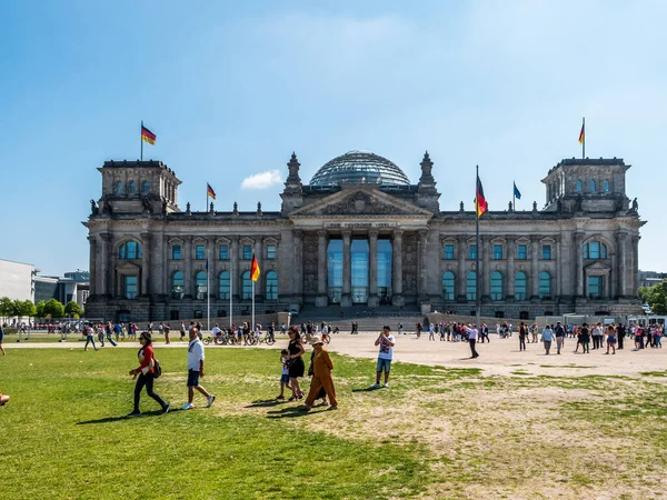 2019年7月9日 德国柏林帝国的美丽景象 夏季人们站在了最前列 — 图库照片
