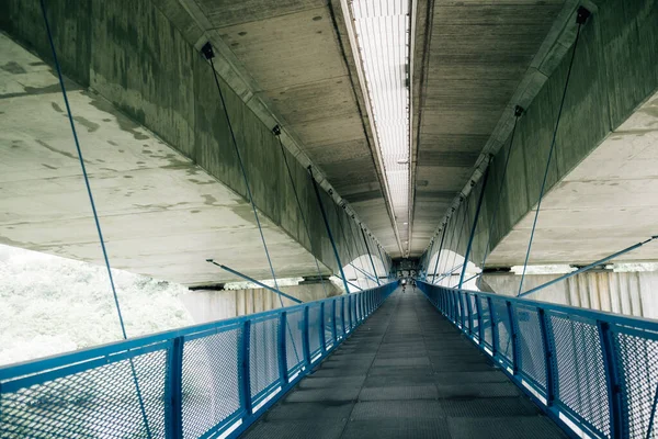 Beton Çatılı Metal Izgaralı Mavi Parmaklıklı Yaya Köprüsünün Dikey Görüntüsü — Stok fotoğraf