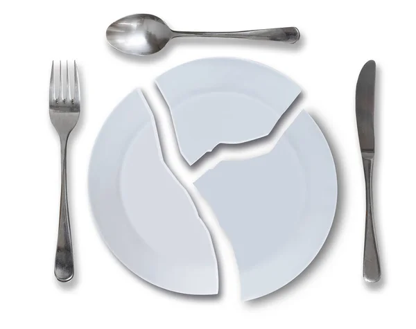 勺子和小刀在白色背景的碎盘子旁边的顶部视图 — 图库照片