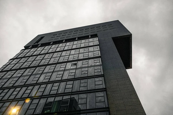 Duesseldorf Niemcy Lip 2021 Zewnątrz Wysokiego Nowoczesnego Budynku Panoramicznymi Oknami — Zdjęcie stockowe
