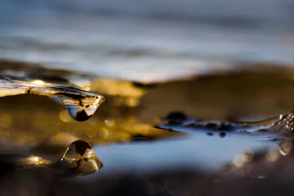 Een Macro Shot Van Waterdruppels Die Reflecteren Het Oppervlak — Stockfoto