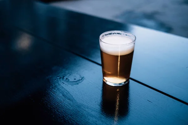 木製のテーブルの上にビールのガラス — ストック写真