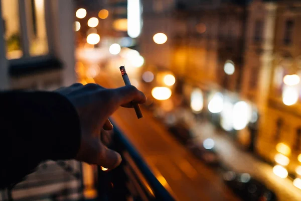 Primer Plano Una Mano Sosteniendo Cigarrillo Encendido Fondo Calle Noche — Foto de Stock