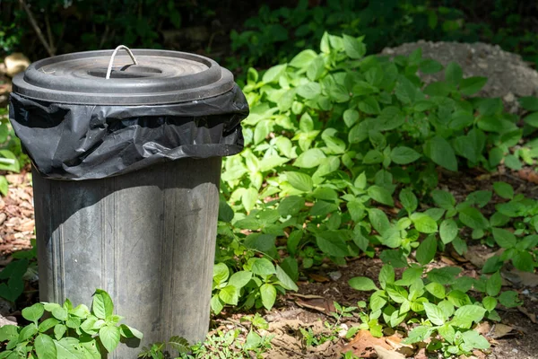 Nahaufnahme Einer Schwarzen Großen Plastikmülltonne Garten — Stockfoto