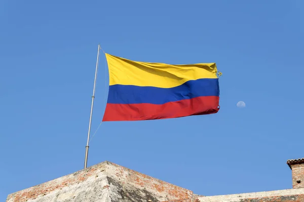 Een Colombiaanse Vlag Stroomt Wind Verweerde Muren Van Het Fort — Stockfoto