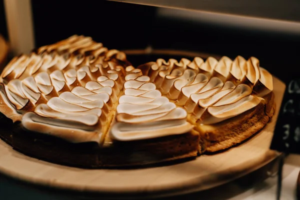 Κοντινό Πλάνο Νόστιμης Κομμένης Πίτας Ξύλινη Επιφάνεια Στο Αρτοποιείο Διακοσμημένης — Φωτογραφία Αρχείου