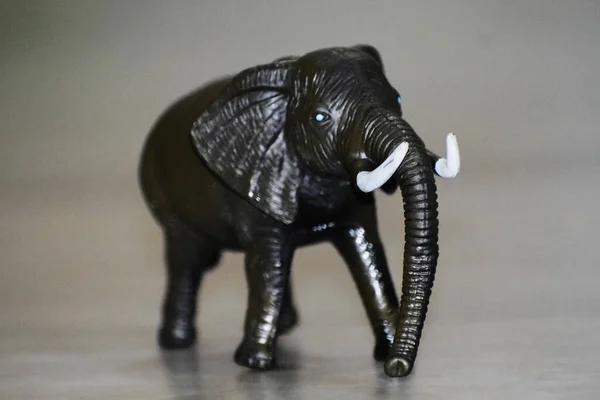 Tiro Close Elefante Brinquedo Preto Pequena Figura Uma Superfície Cinza — Fotografia de Stock