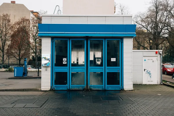 Widok Małego Niebieskiego Budynku — Zdjęcie stockowe