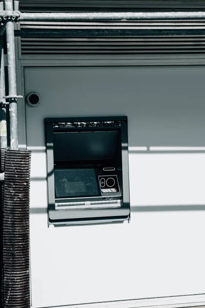 Eine Vertikale Aufnahme Eines Geldautomaten — Stockfoto