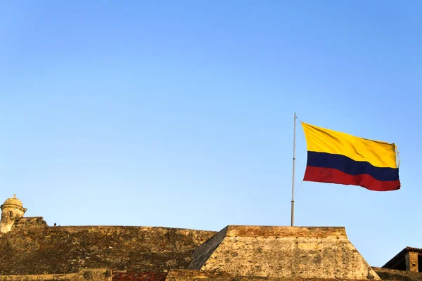 Колумбийский Флаг Течет Ветру Над Выветренными Стенами Крепости Кастильо Сан — стоковое фото