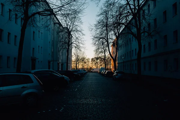 Une Route Sombre Entre Les Bâtiments Les Voitures Garées Berlin — Photo