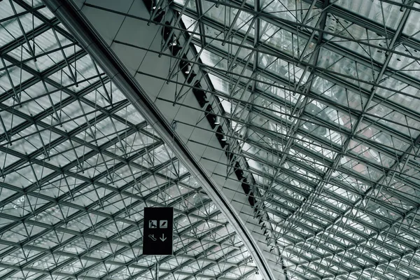 天花板白色金属结构的低角度镜头 — 图库照片