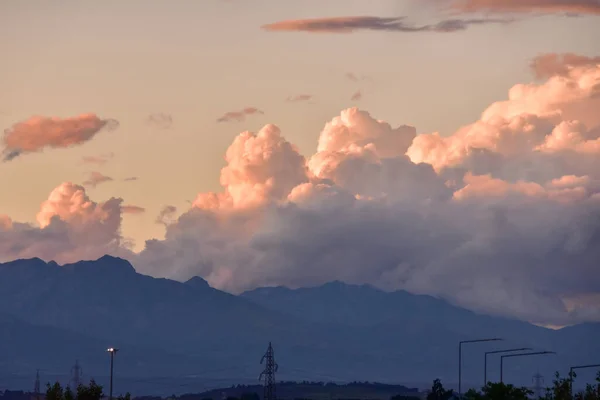 Vacker Scen Blåsiga Moln Himlen Vid Solnedgången — Stockfoto