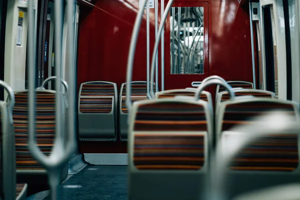 Ônibus Vazio Com Cadeiras Coloridas Limpas — Fotografia de Stock